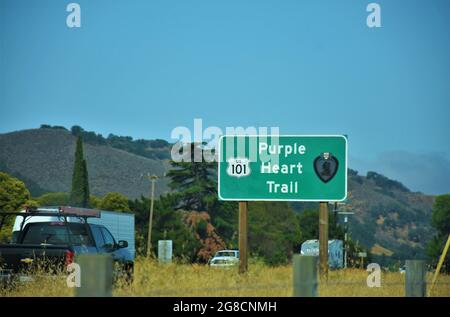 Purple Heart Trail, signe sur l'autoroute US 101, pour reconnaître les gagnants de la médaille du cœur violet pour leurs services militaires, par les Californiens Banque D'Images