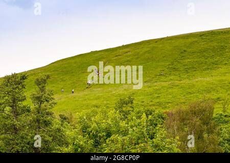 Swanage, Dorset, Angleterre - juin 2021 : personnes marchant sur une colline escarpée dans la campagne à la périphérie de Swanage. Banque D'Images