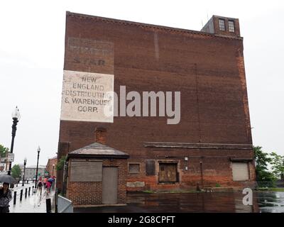 Image d'un vieux bâtiment avec les inscriptions White Star et New England distribuant et entrepôt corp gravé dessus. Banque D'Images