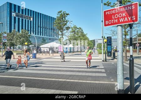 Les amateurs de shopping se trouvent sur le passage piéton à l'entrée du complexe commercial du centre-ville de Corby, en Angleterre. Banque D'Images