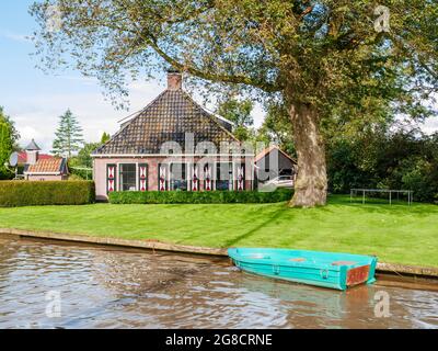 Ferme traditionnelle aux volets en bois près du canal Dokkumer EE dans la vieille ville de Birdaard, Frise, pays-Bas Banque D'Images