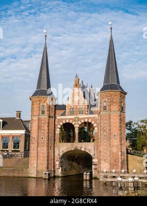 Waterpoort, porte d'eau, et canal de Kolk dans la ville de Snits, Sneek à Friesland, pays-Bas Banque D'Images
