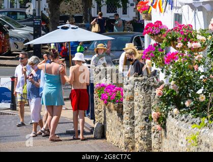 Beer, East Devon; 19 juillet 2021. Météo au Royaume-Uni : les vacanciers ont la queue pour la glace sous le soleil glorieux dans le joli village de pêcheurs et de bord de mer de Beer, East Devon. Credit: Celia McMahon/Alamy Live News Banque D'Images