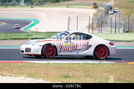 Vallelunga juin 12 2021, série Fx. Voiture de course Porsche GT en action sur piste asphaltée pendant la course Banque D'Images