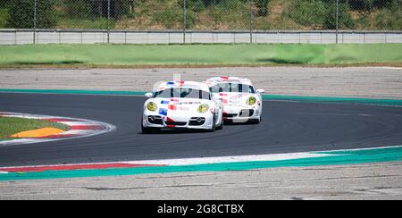 Vallelunga juin 12 2021, série Fx. Les voitures de course Porsche GT se coupent en action sur la piste asphaltée de dépassement Banque D'Images