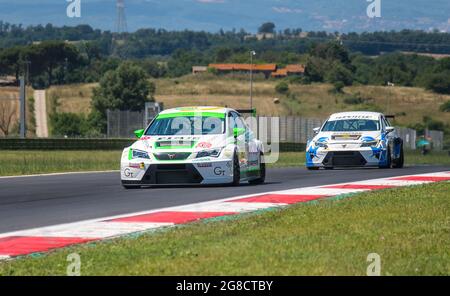 Vallelunga juin 12 2021, série Fx. Les voitures de course Cupra Touring affrontent des défis en action sur piste asphaltée pendant la course Banque D'Images