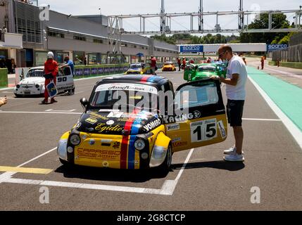 Fiat 500 ancienne mini-voiture italienne classique sur piste asphaltée debout dans la grille de départ de circuit Banque D'Images