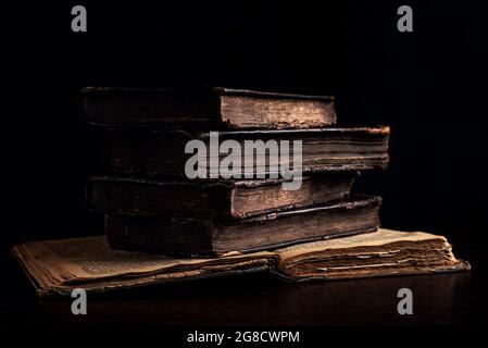 Pile de vieux livres juifs de merde en cuir se liant dans le noir. Gros plan. Mise au point sélective. Touche Bas Banque D'Images