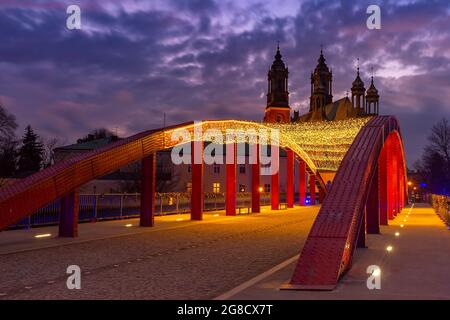 Le pont Bishop Jordan au-dessus de la rivière Cybina et la cathédrale de Poznan au magnifique coucher du soleil, Poznan, Pologne. Banque D'Images