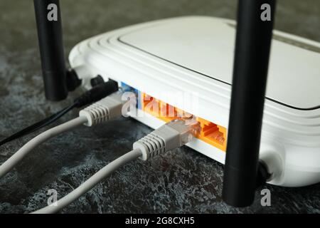 Routeur Wi - fi et câbles de connexion, gros plan Banque D'Images