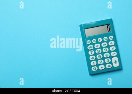 Mini calculatrice sur fond bleu, espace pour le texte Banque D'Images