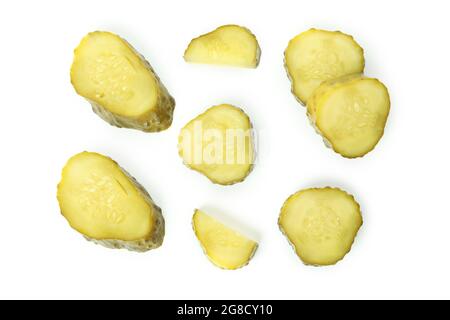 Tranches de cornichon isolées sur fond blanc Banque D'Images