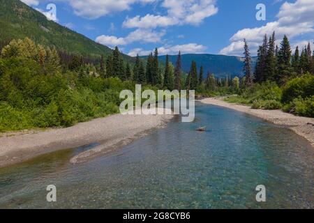 Eaux bleues de la rivière Pine, en Colombie-Britannique. Banque D'Images