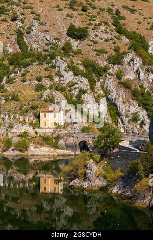 Lac San Domenico avec Eremo di San Domenico près de Scanno, province de l'Aquila, région des Abruzzes, Italie Banque D'Images