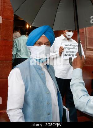 Le ministre du pétrole et du gaz naturel de l'Union indienne et ministre du logement et des affaires urbaines, Hardeep Singh Puri, arrive le jour d'ouverture de la session de la mousson au Parlement de New Delhi. Banque D'Images