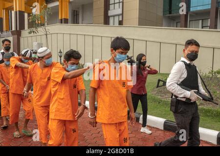 Pekanbaru, province de Riau, Indonésie. 19 juillet 2021. La police indonésienne escorte des marchands d'animaux trouvés avec des caques de hornons, pesées de pangolin lors d'une conférence de presse au quartier général de la police régionale à Pekanbaru, province de Riau, Indonésie. (Credit image: © Afrianto Silalahi/ZUMA Press Wire) Banque D'Images