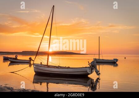 Appledore, North Devon, Angleterre. Après une journée très chaude et humide à North Devon, le soleil se couche derrière le promontoire d'une rivière Torridge tranquille Banque D'Images