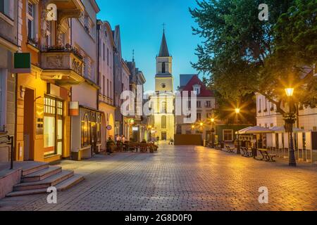 Église notre-Dame de Czestochowa au crépuscule située sur la place Stary Rynek à Zielona Gora, Pologne Banque D'Images