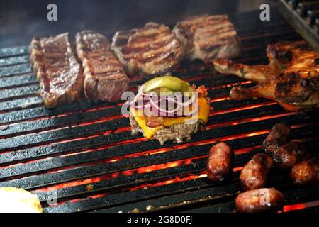 Barbecue complet sur un barbecue brésilien. Steaks, hamburgers, saucisses. Banque D'Images