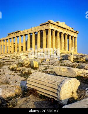 Athènes, temple du Parthénon au coucher du soleil, couchée en bas de la colonne brisée, colline de l'Acropole, Grèce, Europe, Banque D'Images