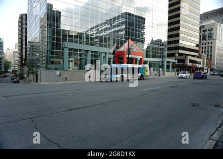 Montréal, QC, Canada - 7-14-2021: Autobus stm à la rue Sherbrooke Ouest après la facilité du confinement du coronavirus, Montréal devient dans le Zon vert Banque D'Images