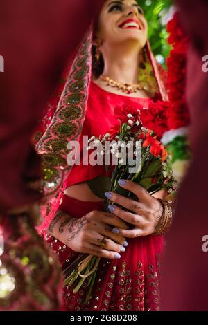 vue à angle bas de la mariée indienne heureuse regardant le mari flou Banque D'Images