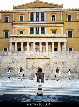 Athènes, les gardes présidentiels d'Evzones montant la garde à la tombe du monument du soldat inconnu, Parlement grec de Vouli, Grèce, Europe, Banque D'Images