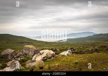 Une image HDR d'été 3 de l'A859, première vue et route d'approche vers la plage de LUSKENTIRE, île de Harris, îles occidentales, Écosse. 29 juin 2021 Banque D'Images