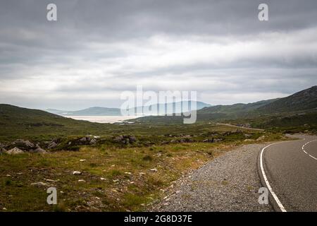 Une image HDR d'été 3 de l'A859, première vue et route d'approche vers la plage de LUSKENTIRE, île de Harris, îles occidentales, Écosse. 29 juin 2021 Banque D'Images