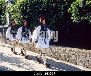 Athènes, les gardes présidentiels d'Evzones défilant de la caserne de gardes à la tombe du monument de soldat inconnu, Grèce, Europe, Banque D'Images