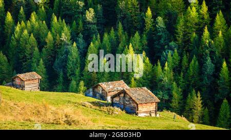 Vieilles granges traditionnelles dans un village des Alpes suisses Banque D'Images