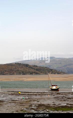 Borth y Gest, Porthmadog, pays de Galles. Magnifique paysage avec vue sur une baie à marée basse. Scène de bord de mer britannique. Tir vertical. Copier l'espace. Banque D'Images