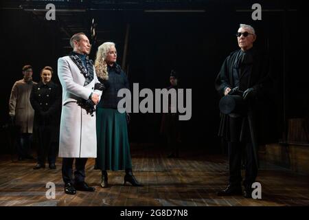 l-r: Frances Barber (Polonius - arrière), Jonathan Hyde (Claudius), Jenny Seagrove (Gertrude), Ian McKellen (Hamlet) dans HAMEAU par Shakespeare ouverture au Théâtre Royal Windsor, Angleterre le 20/07/2021 ensemble design: Lee Newby costumes: Loren Epstein pergs & maquillage: Susanna Peretz éclairage: Zpura Sean Matheas Sr Banque D'Images