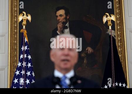 Devant le portrait de l'ancien président américain Abraham Lincoln, le président américain Joe Biden prononce un discours sur la reprise économique dans la salle à manger de l'État à la Maison Blanche à Washington, DC, le 19 juillet 2021. Crédit: Yuri Gripas/Pool via CNP Banque D'Images