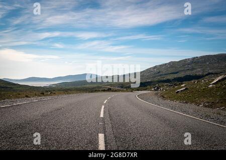 Une image HDR d'été 3 de l'A859, première vue et route d'approche vers la plage de LUSKENTIRE, île de Harris, îles occidentales, Écosse. 30 juin 2021 Banque D'Images