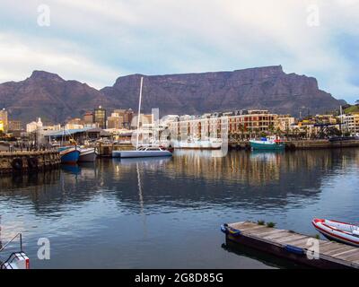 Vue sur la baie dans le front de mer de V&A, le Cap, Afrique du Sud, avec Table Mountain, en arrière-plan Banque D'Images