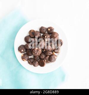 Pile de biscuits au chocolat sur fond clair Banque D'Images