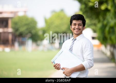 Portrait face à la face avant du jeune étudiant de sexe masculin sur le campus avec espace négatif Banque D'Images