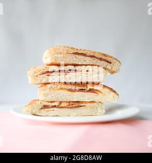 pile de pain de jambon sur fond clair Banque D'Images