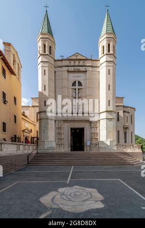 Vue verticale de l'ancienne basilique de Santa Rita, dans le centre historique de Cascia, Pérouse, Italie Banque D'Images