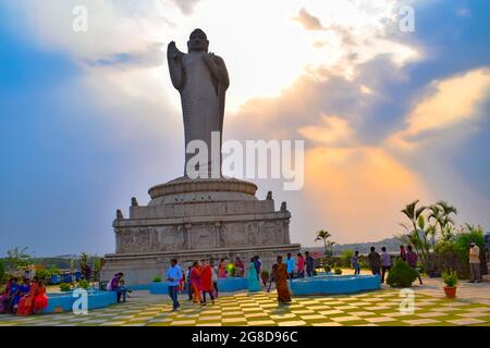 Vue de dessous de LA statue DE BOUDDHA touchant le ciel. Statue de Bouddha à Hyderabad, AP, Inde. Banque D'Images