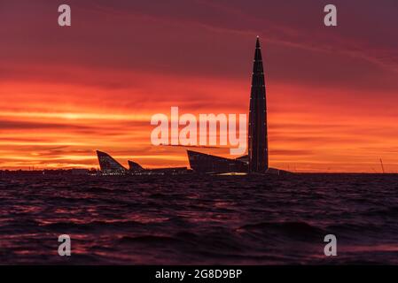 Saint-Pétersbourg, Russie - 28 juin 2021 : Lakhta Centre et le golfe de Finlande au coucher du soleil. Banque D'Images