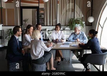 Équipe commerciale multiethnique, employés de différents âges discutant de la stratégie du projet Banque D'Images