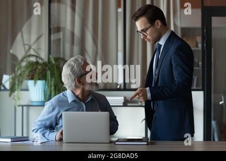 Un patron en colère agacé a choqué un employé des années 60 pour erreur Banque D'Images