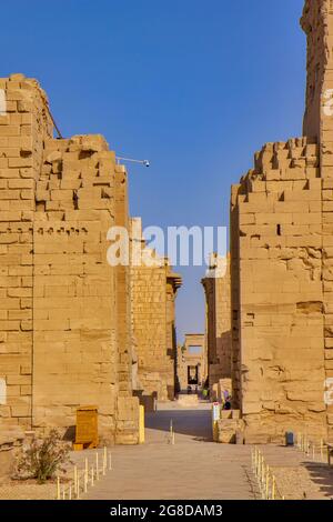 Entrée principale dans le temple de Karnak First Pylon, Égypte Banque D'Images