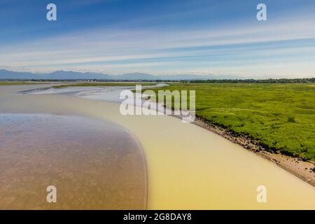 Marée basse dans le bras central du fleuve Fraser, près de l'aéroport international de Vancouver. Banque D'Images