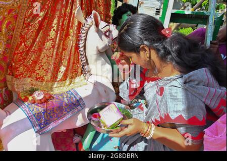 Howrah, Bengale-Occidental, Inde- 8 octobre 2019 : pied de la déesse Durga, est adoré avec Swinder, vermilion, pour être préparé pour l'immersion à l'en Banque D'Images