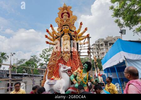 Howrah, Bengale-Occidental, Inde- 8 octobre 2019 : Vijayadashami, déesse durga idol est en préparation pour l'immersion. Sorti de pantal. Banque D'Images