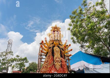 Howrah, Bengale-Occidental, Inde- 8 octobre 2019 : Vijayadashami, déesse durga idol est en préparation pour l'immersion. Fond bleu ciel. Banque D'Images