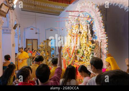 Kolkata, Bengale occidental, Inde - 6 octobre 2019 : des fleurs sont jetées et Pushpanjali est offert par des dévotés hindous à la déesse Durga à Shobhabazar Ra Banque D'Images